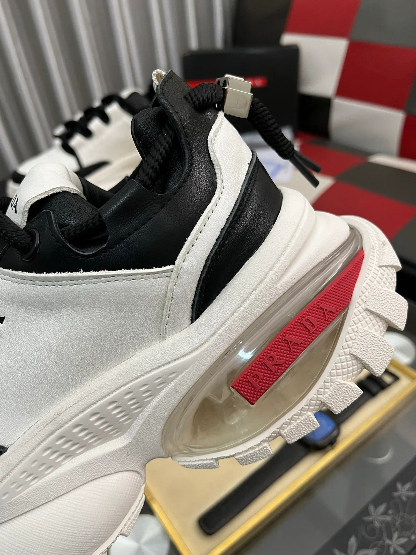 Men's shoes 💰: 800⌚️⌚️🔝High version The new PRADA (Prada) counters are launched simultaneously. The new men's shoes and 😘fabric are selected from first-layer cowhide and are made by pure handicrafts. Lining: Full cowhide lining. 👍🏿 High-end ☄️ air-cushion molded anti-slip rubber outsole, exquisite lines, simple and elegant, comfortable and high-end for leisure travel. Code number: 38 to 443️⃣Colors available